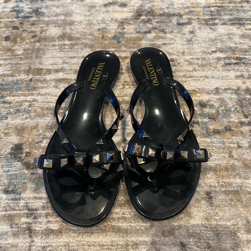 VALENTINO GARAVANI
Rockstud PVC Flat Thong Sandals